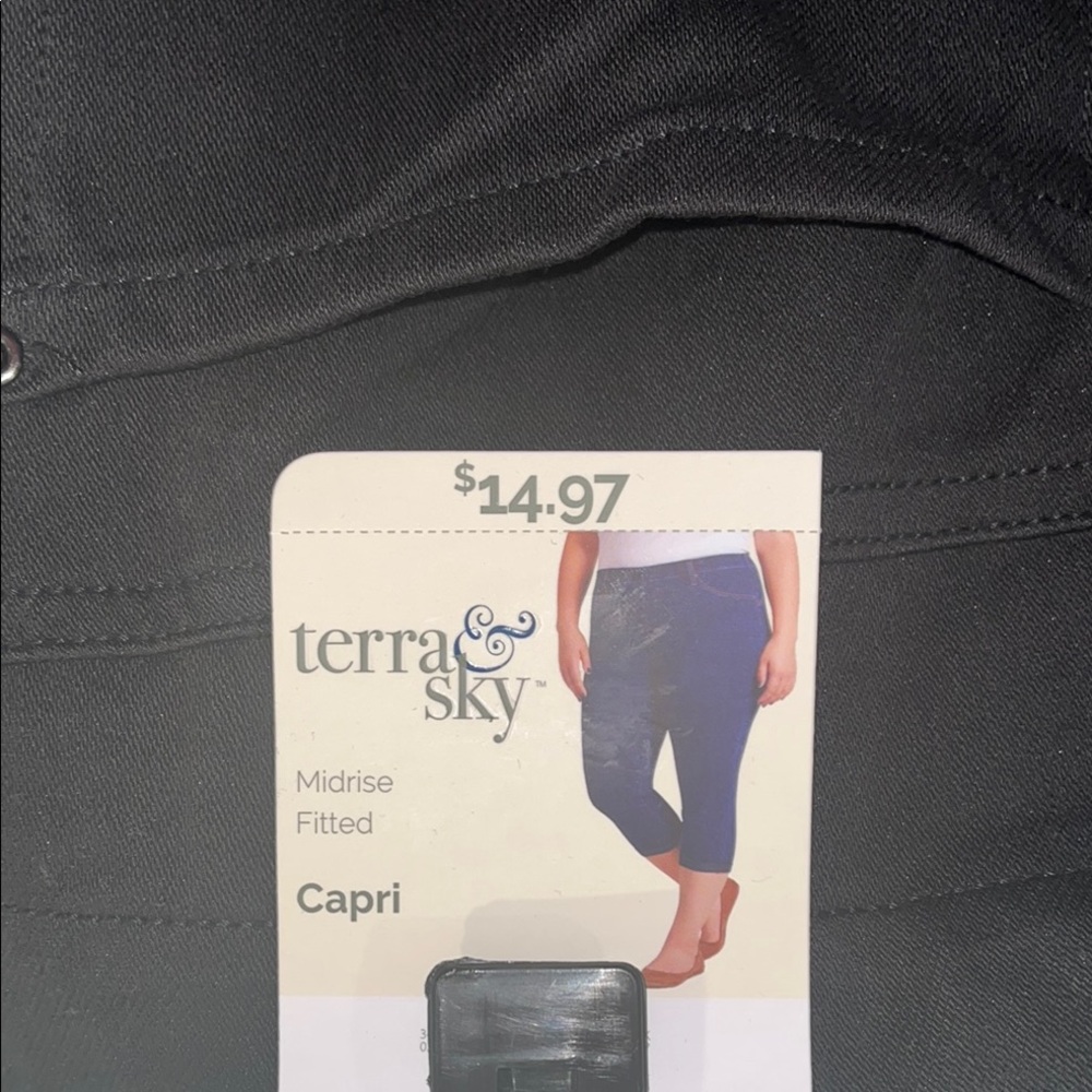 Terra & Sky Black Capri Pants